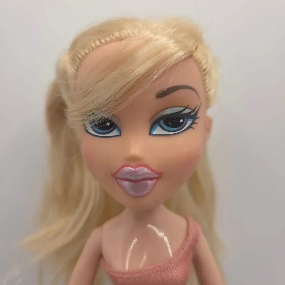Vintage 2002 Bratz Flaunt It Cloe Doll with Original Clothes Shoes + Bag